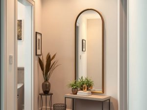 Gdzie powiesić lustro w przedpokoju, by optycznie powiększyć przestrzeń i zachować harmonię feng shui?